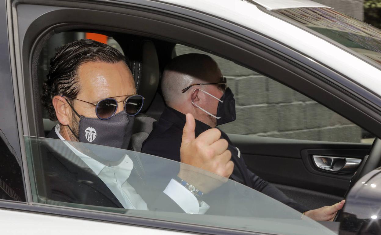 José Bordalás llega junto a su agente a las oficinas del Valencia para firmar su contrato. 