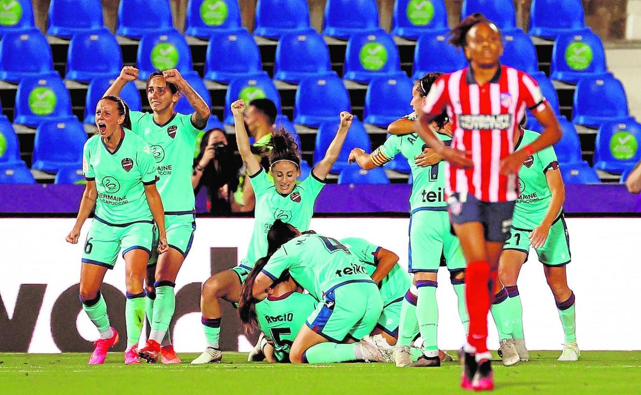 Las jugadoras granotas celebran el tanto que las metió en la final. 