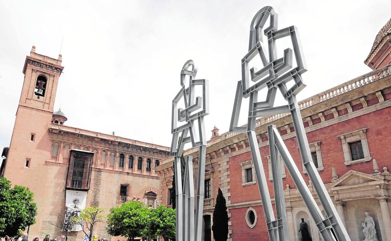 Dos piezas monumentales de doce metros, de nombre 'Leggins' y 'Suit', se instalan en la plaza del Patriarca. 