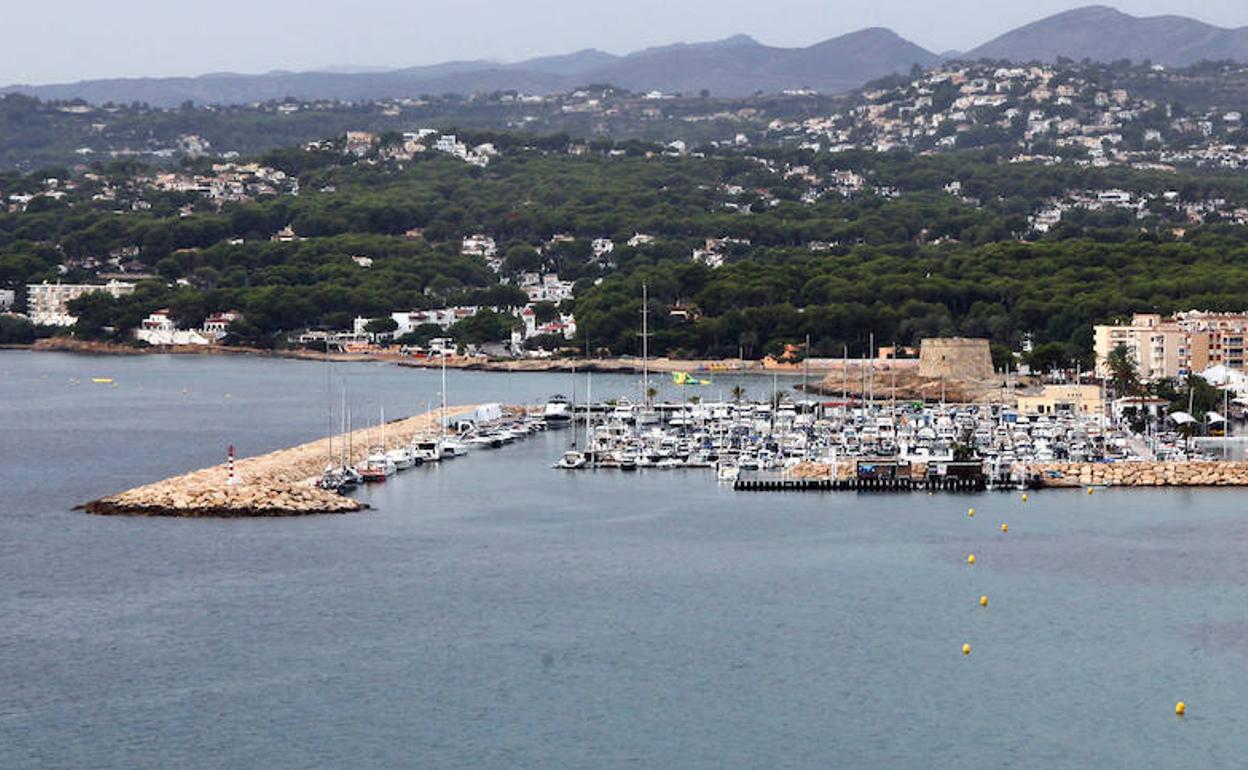 Litoral de Teulada Moraira, con la playa de l'Ampolla a la izquierda del casillo. 