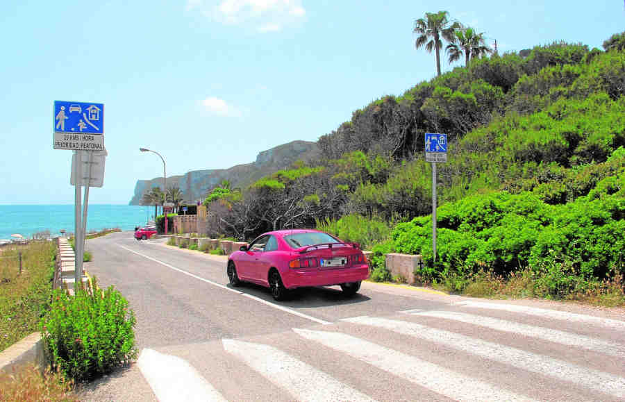 Zona de la carretera de Les Rotes donde se colocará la barrera para impedir el paso de vehículos. 