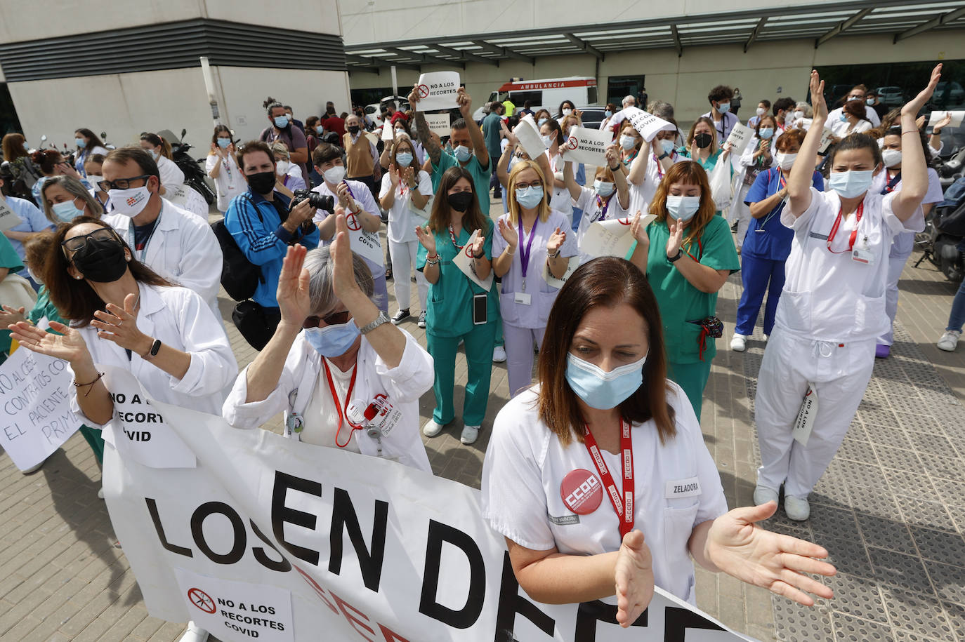 Cientos de sanitarios han protestado este jueves a las puertas de los principales hospitales de la Comunitat por la decisión de la Conselleria de Sanidad de prescindir de más de 3.000 de los 9.300 refuerzos contratados para hacer frente a la pandemia. El próximo 31 de mayo expiran los contratos de todos ellos y el departamento liderado por Ana Barceló ha optado por renovar a dos tercios de esta plantilla.