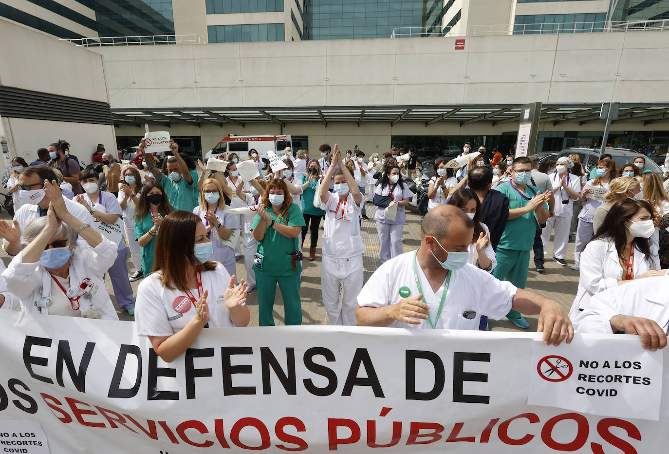 Cientos de sanitarios han protestado este jueves a las puertas de los principales hospitales de la Comunitat por la decisión de la Conselleria de Sanidad de prescindir de más de 3.000 de los 9.300 refuerzos contratados para hacer frente a la pandemia. El próximo 31 de mayo expiran los contratos de todos ellos y el departamento liderado por Ana Barceló ha optado por renovar a dos tercios de esta plantilla.