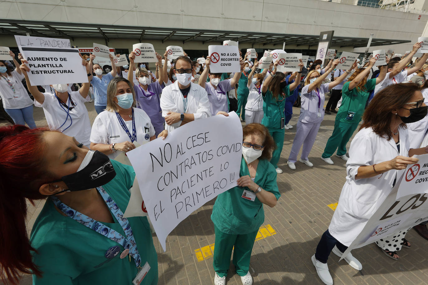 Cientos de sanitarios han protestado este jueves a las puertas de los principales hospitales de la Comunitat por la decisión de la Conselleria de Sanidad de prescindir de más de 3.000 de los 9.300 refuerzos contratados para hacer frente a la pandemia. El próximo 31 de mayo expiran los contratos de todos ellos y el departamento liderado por Ana Barceló ha optado por renovar a dos tercios de esta plantilla.