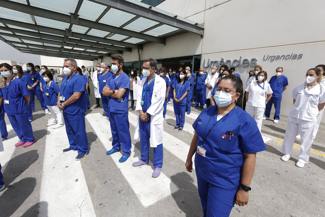 Cientos de sanitarios han protestado este jueves a las puertas de los principales hospitales de la Comunitat por la decisión de la Conselleria de Sanidad de prescindir de más de 3.000 de los 9.300 refuerzos contratados para hacer frente a la pandemia. El próximo 31 de mayo expiran los contratos de todos ellos y el departamento liderado por Ana Barceló ha optado por renovar a dos tercios de esta plantilla.