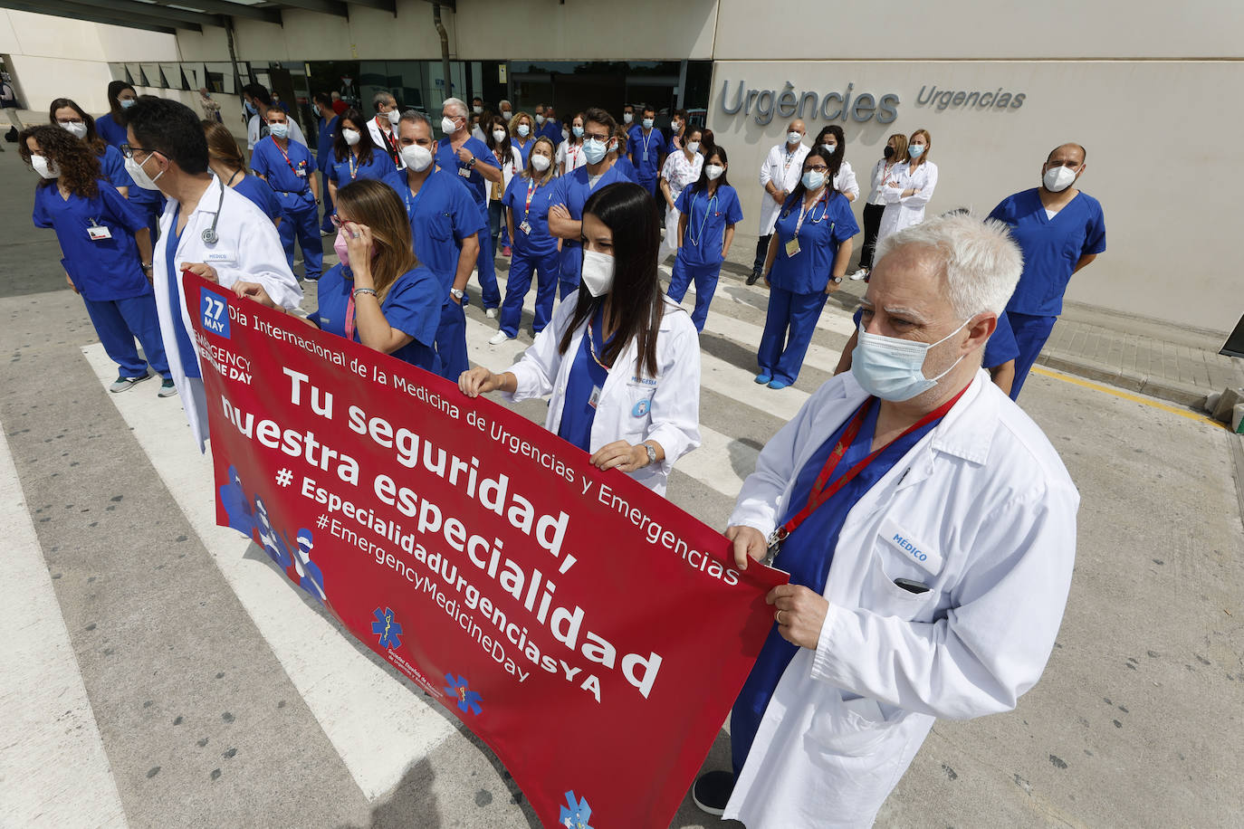 Cientos de sanitarios han protestado este jueves a las puertas de los principales hospitales de la Comunitat por la decisión de la Conselleria de Sanidad de prescindir de más de 3.000 de los 9.300 refuerzos contratados para hacer frente a la pandemia. El próximo 31 de mayo expiran los contratos de todos ellos y el departamento liderado por Ana Barceló ha optado por renovar a dos tercios de esta plantilla.