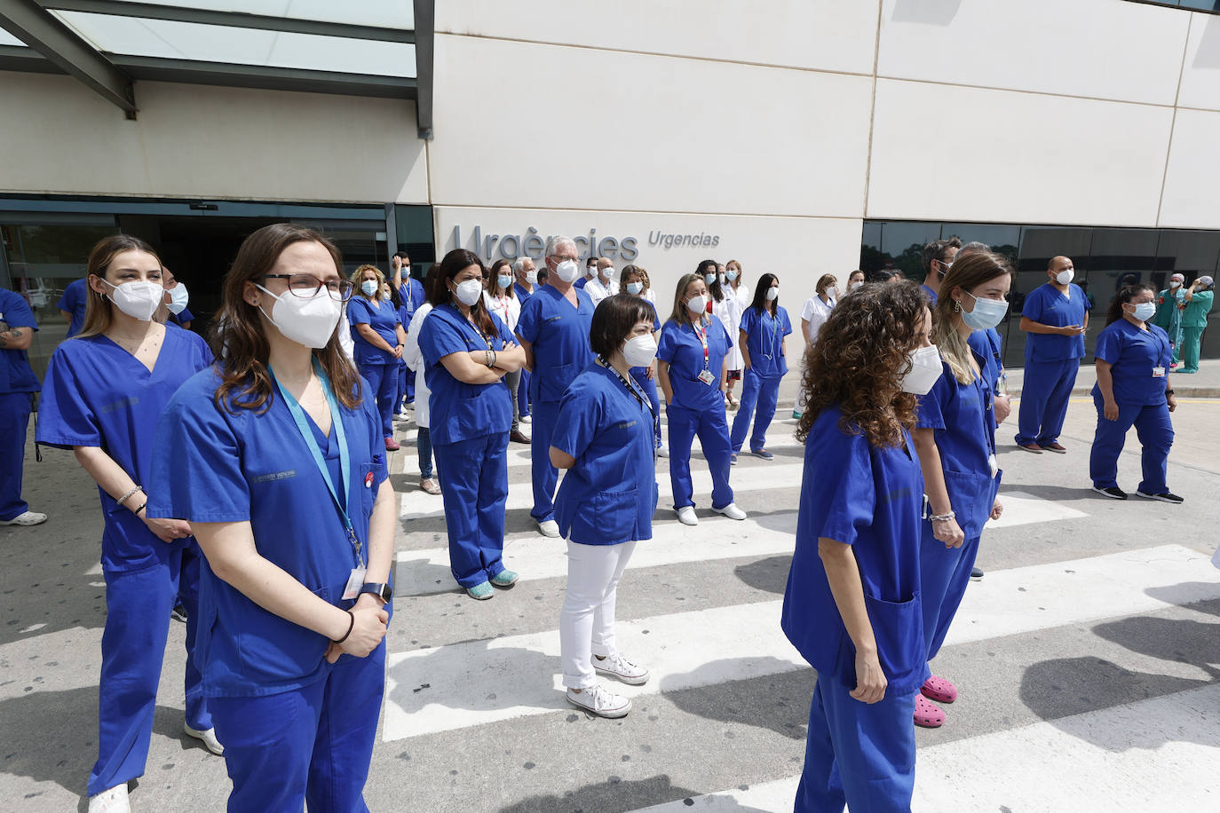 Cientos de sanitarios han protestado este jueves a las puertas de los principales hospitales de la Comunitat por la decisión de la Conselleria de Sanidad de prescindir de más de 3.000 de los 9.300 refuerzos contratados para hacer frente a la pandemia. El próximo 31 de mayo expiran los contratos de todos ellos y el departamento liderado por Ana Barceló ha optado por renovar a dos tercios de esta plantilla.