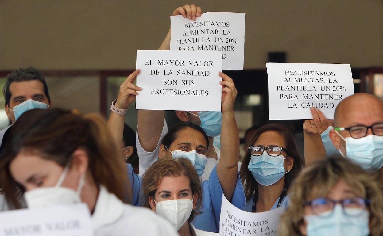 Un centenar de sanitarios se concentraron ayer a las puertas del Hospital General de Alicante. 