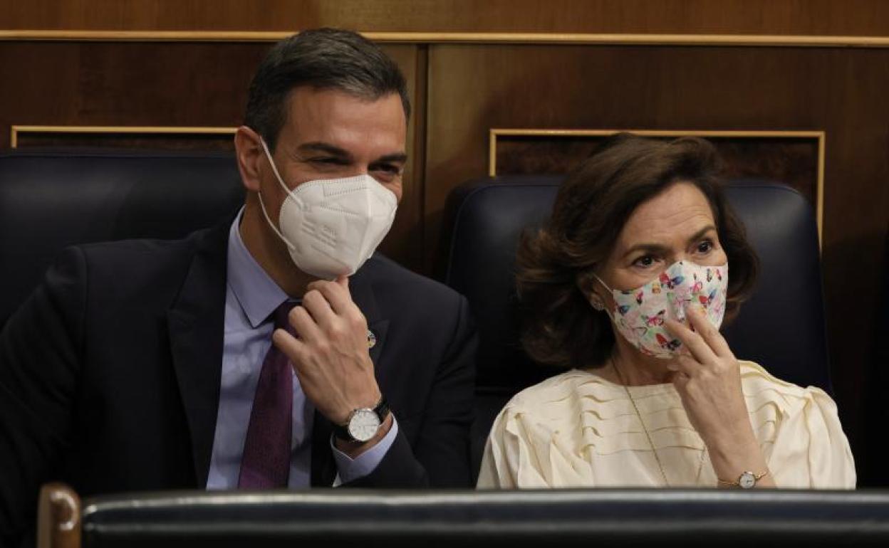 El presidente del Gobierno, Pedro Sánchez, y la vicepresidenta primera del Gobierno, Carmen Calvo