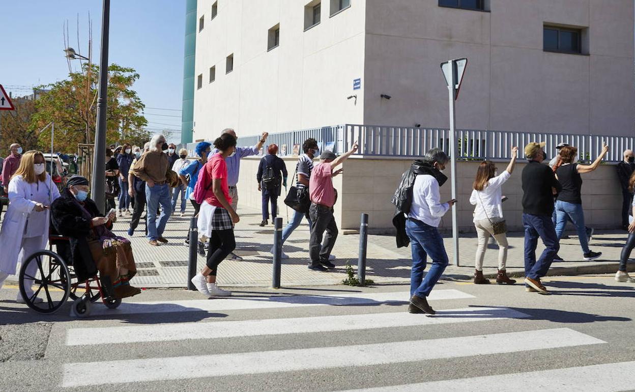 Colas de vacunación en el Hospital La Fe de Valencia. 