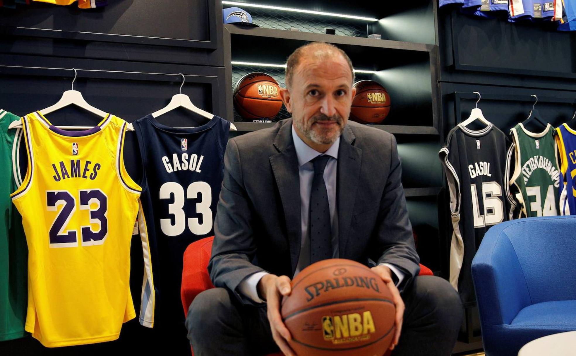 Chus Bueno, posa con un balón oficial de la NBA.