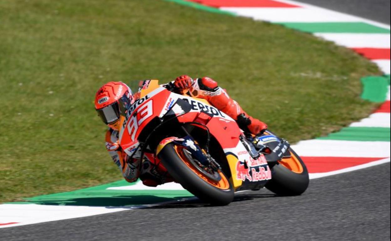 Marc Márquez y su Honda, durante los libres del GP de Italia.