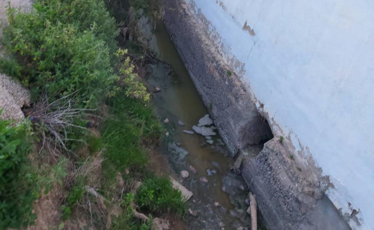 El agujero por el que desagua la finca y va a parar a la acequia. 