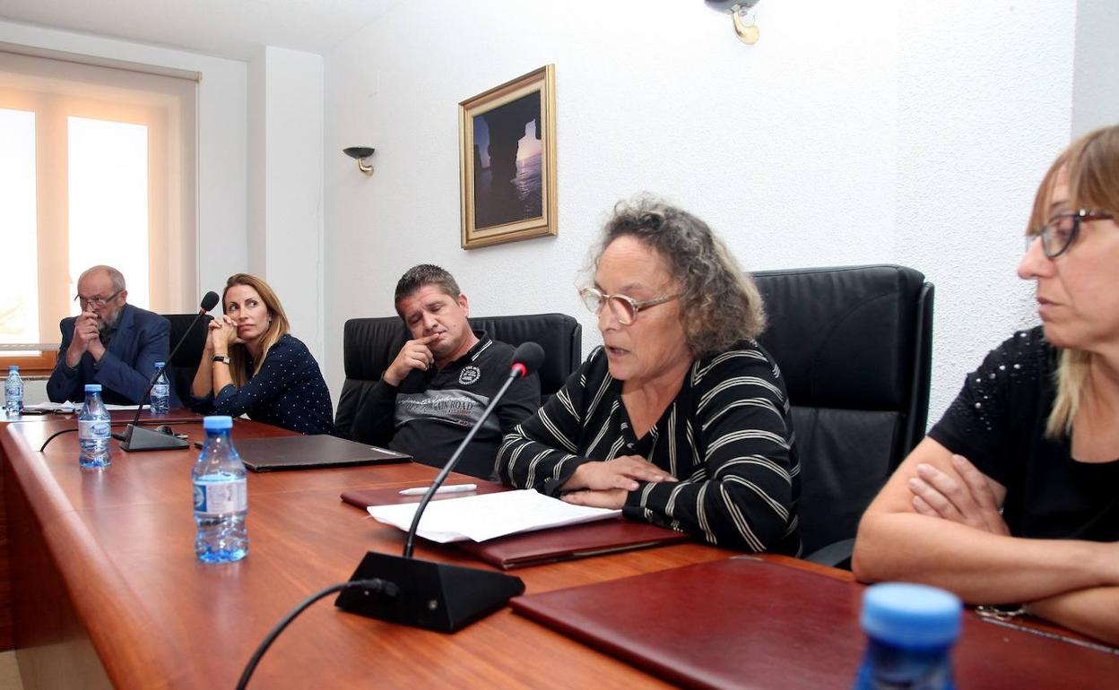 Nieves García, interviniendo en el pleno de la moción de censura de Benitatxell de 2018. 