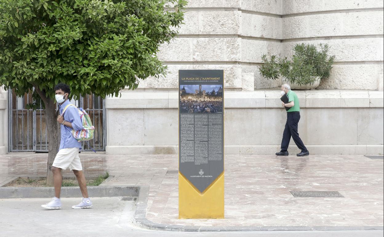 El monolito del 15-M, en su ubicación en la plaza del Ayuntamiento.