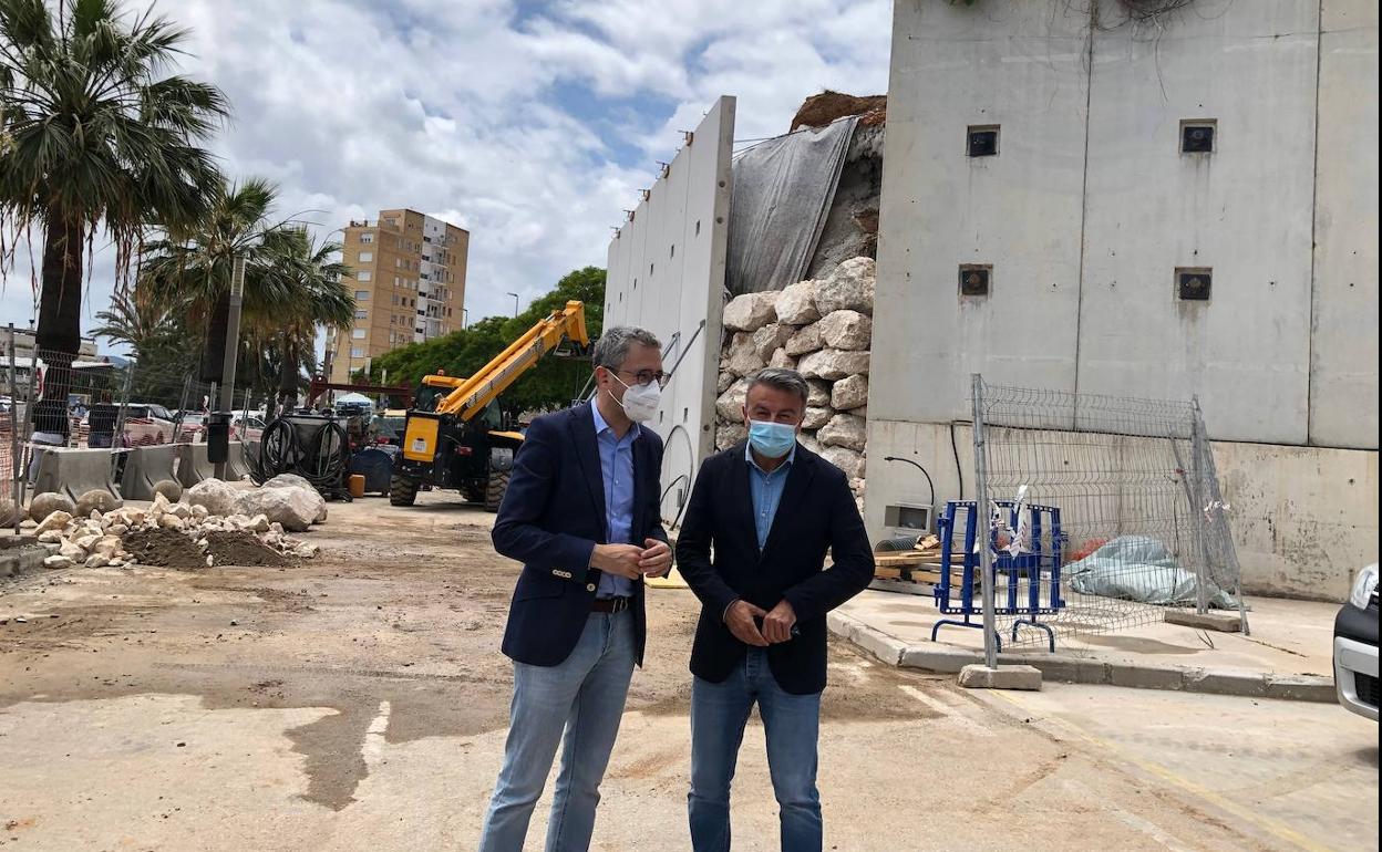 El conseller de Obras Públicas y el alcalde de Xàbia junto a los trabajos de emergencia en la Caleta del Port. 