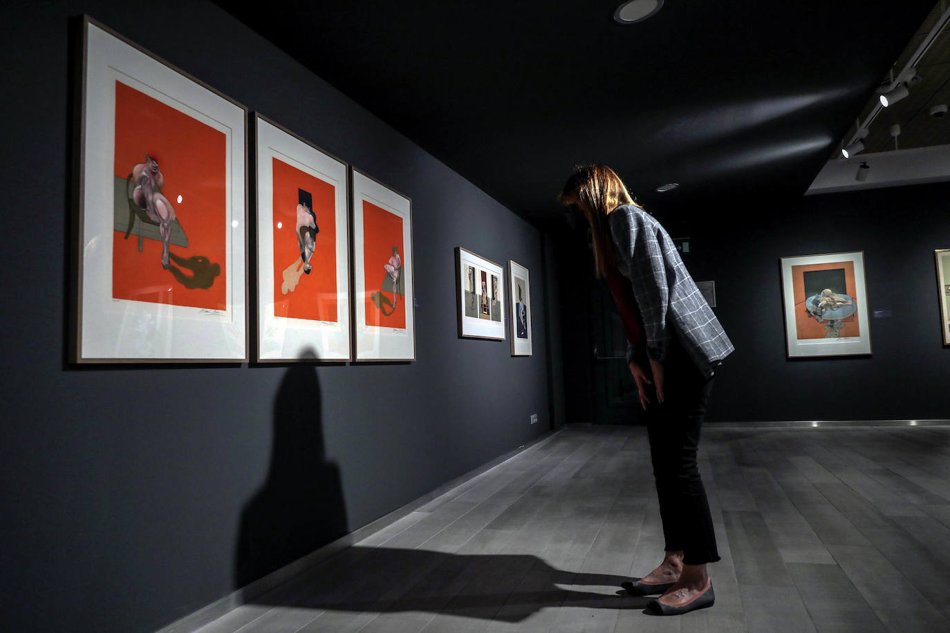 En el edificio de la plaza Tetuán se exhibe la obra gráfica de dos de los creadores más destacados de la Escuela de Londres unidos para la ocasión en una serie de retratos que exploran la carnalidad para abordar la soledad del ser humano, el paso del tiempo y la angustia existencial. La muestra estará abierta hasta el 5 de septiembre en la Fundación Bancaja.