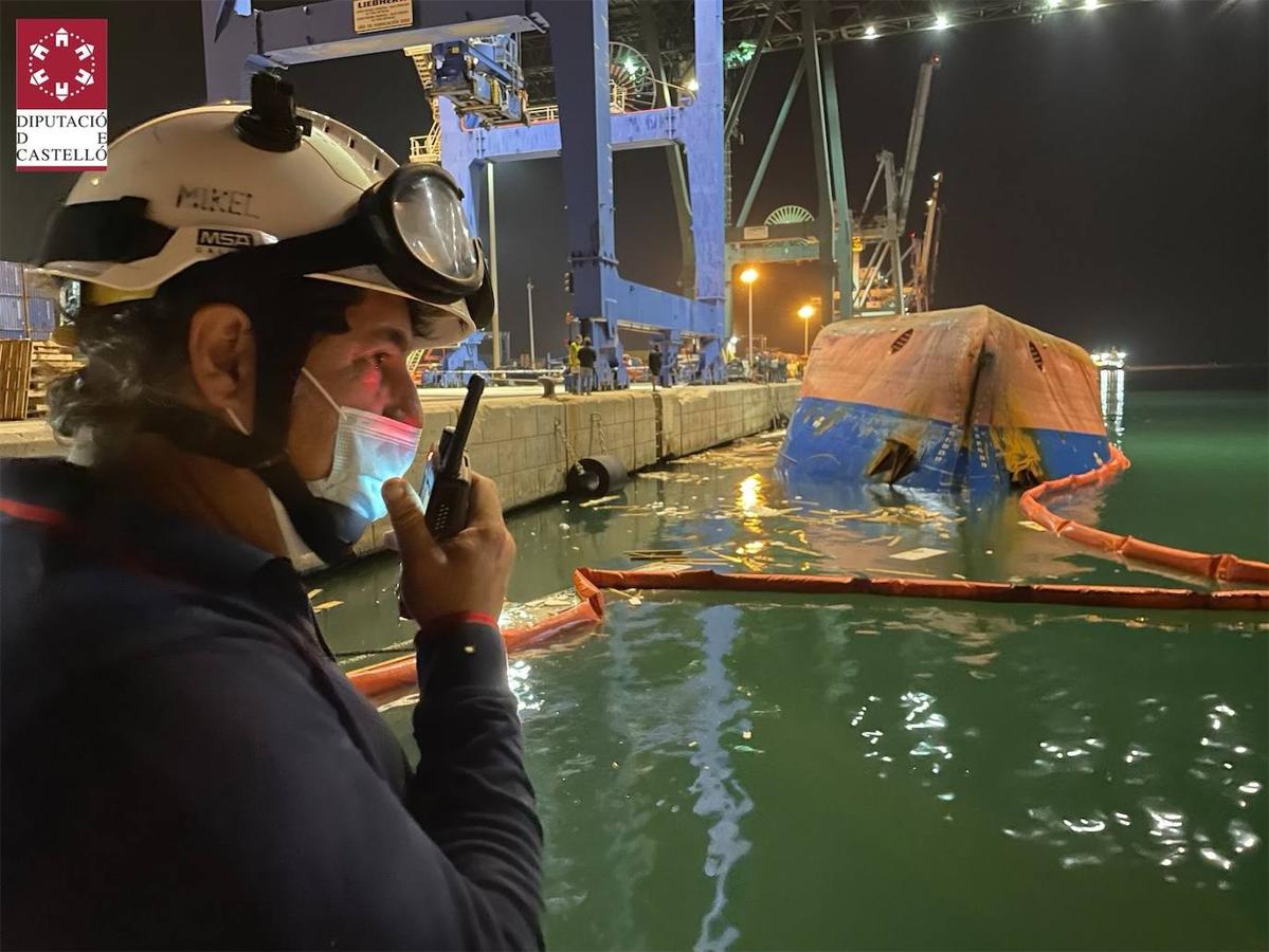 Fotos: Vuelca un buque en el Puerto de Castellón