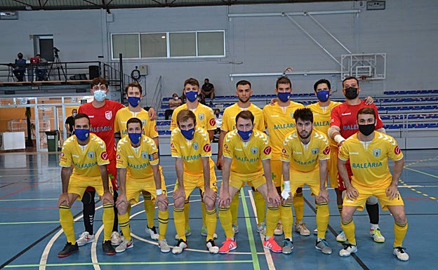 Imagen principal - La plantilla del Mar Dénia antes y  después del encuentro ante el Ibiza. 