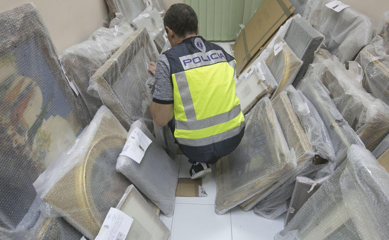 Imagen de archivo de un policía en un almacén de obras falsificadas. 