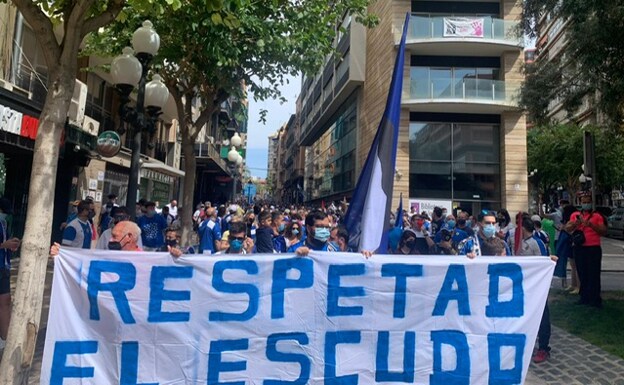 Imagen principal - Imágenes de la manifestación herculana por las calles de Alicante. 