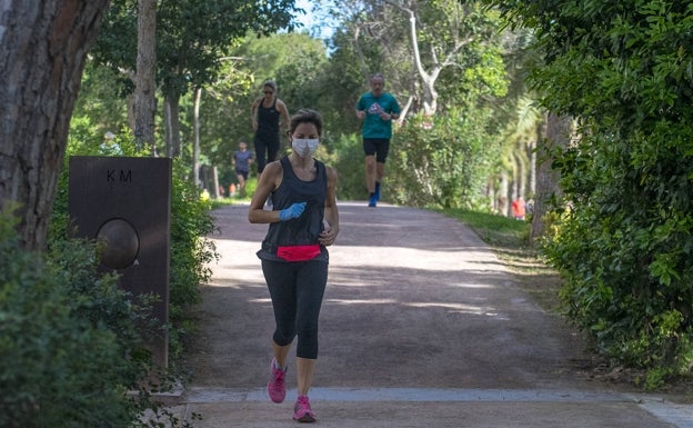 Una usuaria opta por la mascarilla en la práctica del deporte al aire libre. 