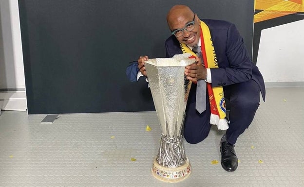 Marcos Senna, posa junto a la Copa de la Europa League que el Villarreal conquistó ante el Chelsea de Juan Mata. 