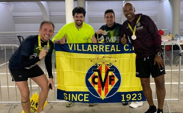 Marcos Senna, junto a miembros del club de runners de la entidad amarilla, tras las 10K. 