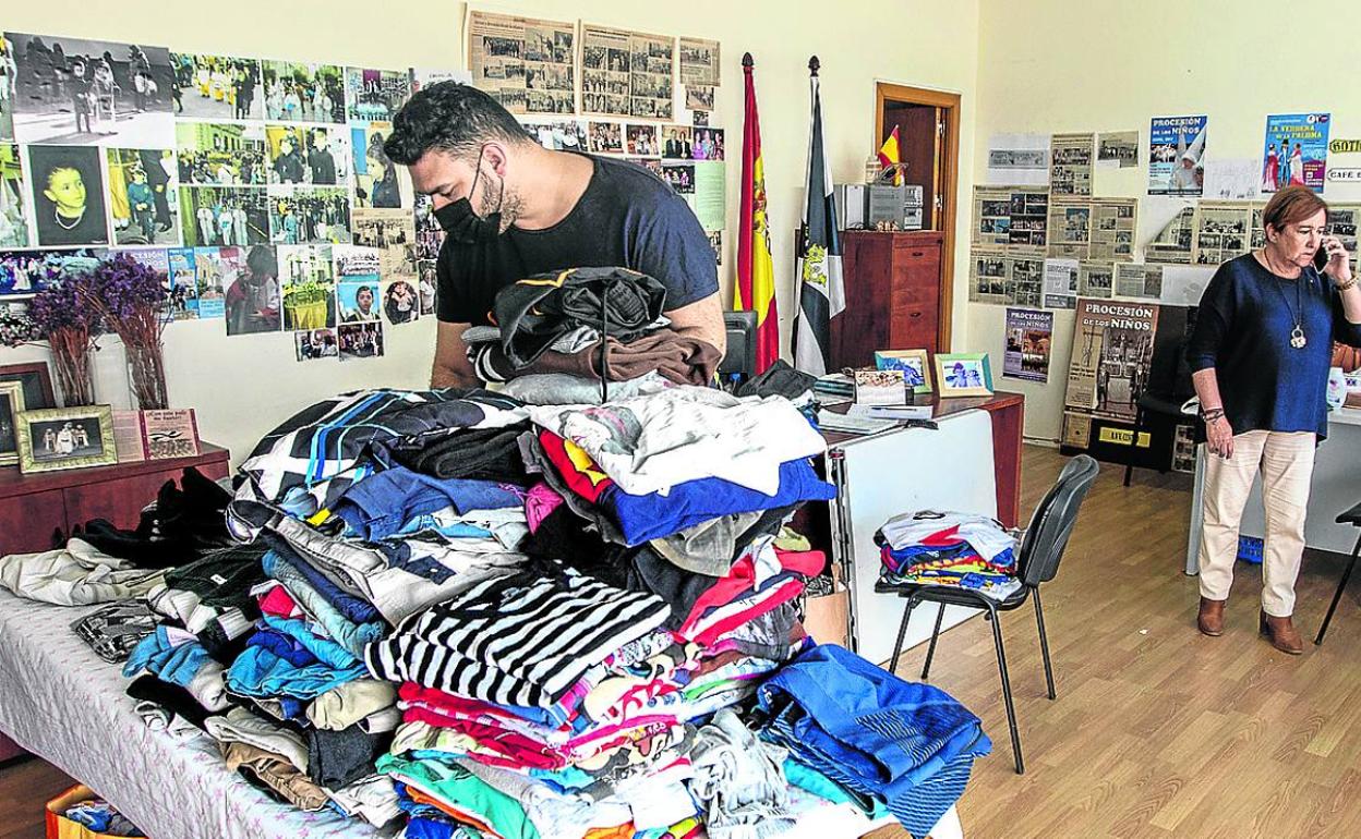 Joaquín y Blanca, de una asociación de vecinos, preparan el material para repartir a los necesitados.