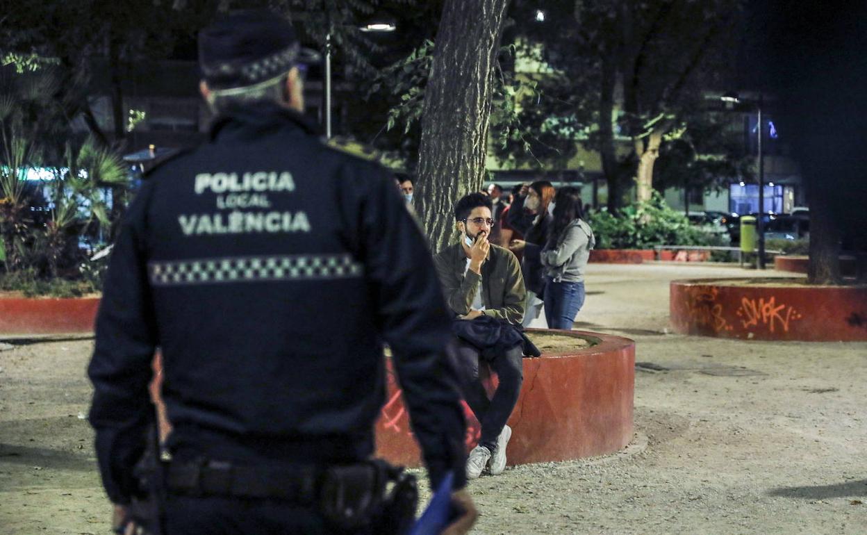 Un agente de la Policía Local vigila por la noche en Valencia. 