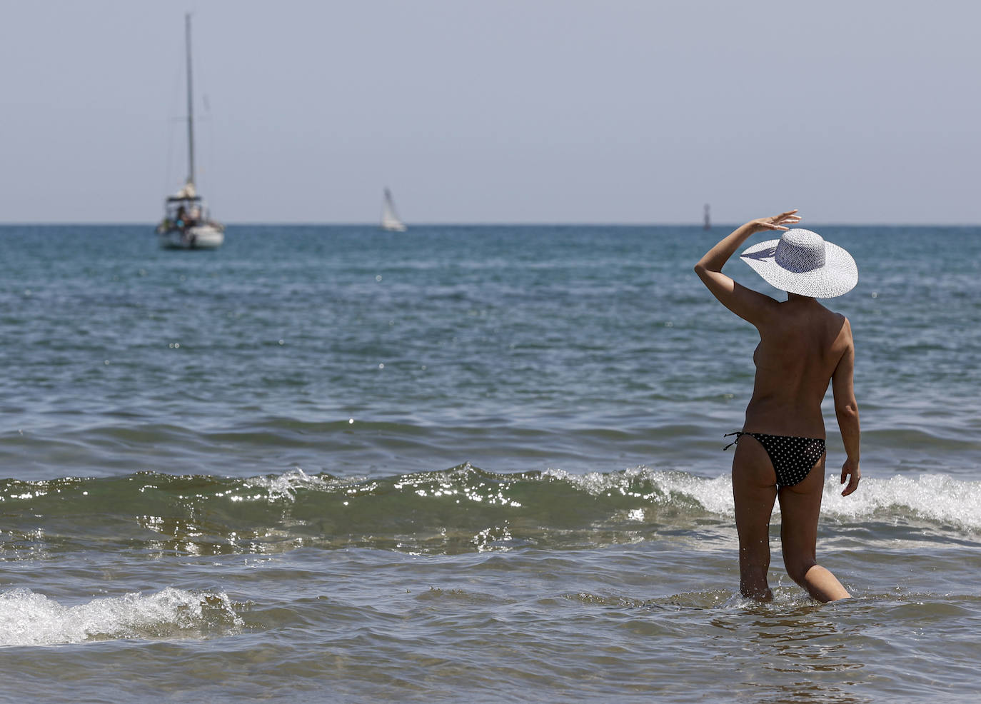 La estabilidad en la evolución de la pandemia y las altas temperaturas llenan de visitantes tanto la playa como la montaña