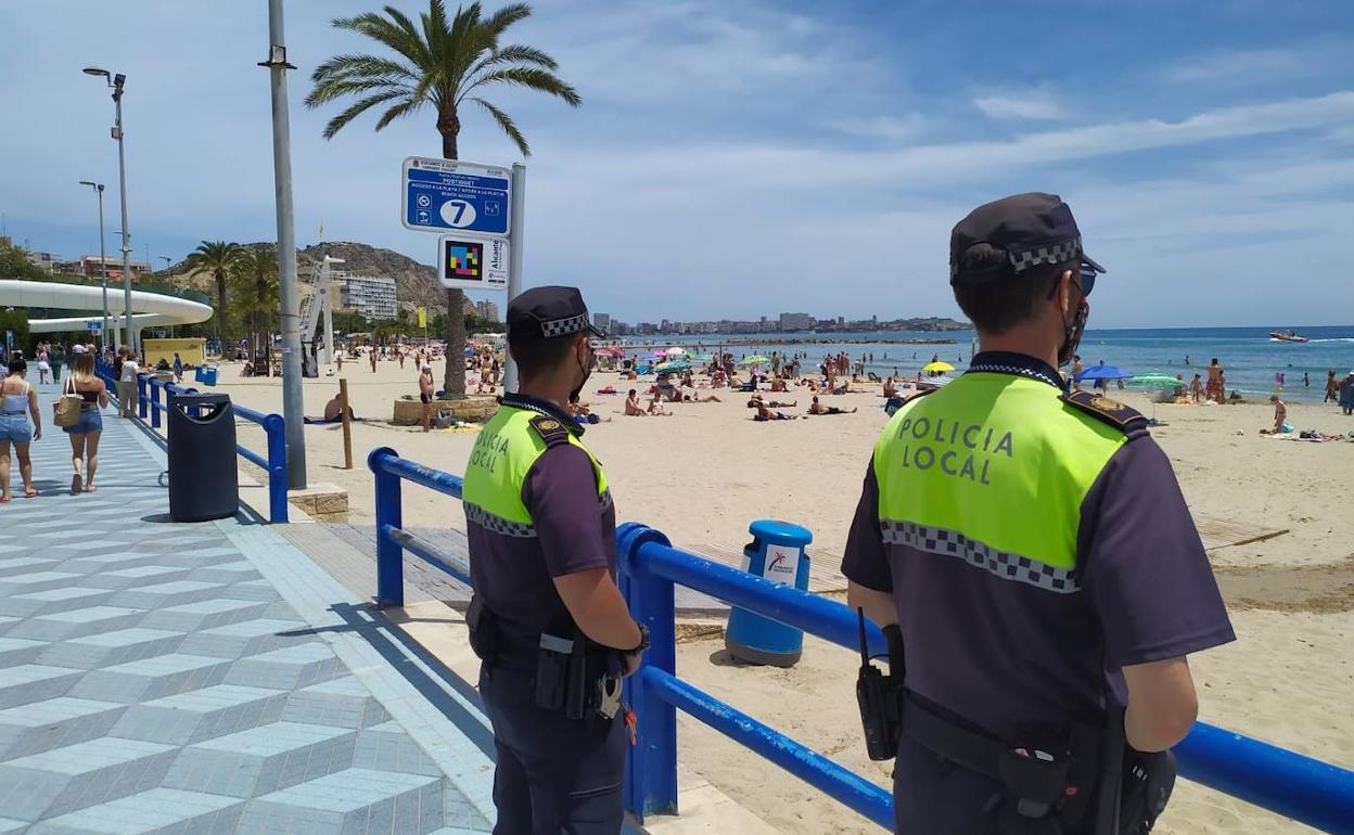 Dos policías locales vigilan El Postiguet, este domingo. 