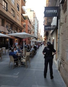 Imagen secundaria 2 - Despliegue de la Policía Local para frenar el botellón y los comportamientos imprudentes. 