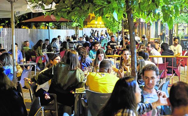 Terrazas llenas En la zona universitaria estos espacios están llenos de jóvenes. 