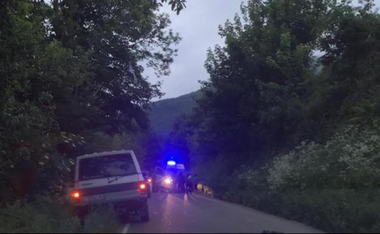 Los sanitarios atienden a la mujer antes de proceder a su traslado al hospital de Cangas del Narcea. 