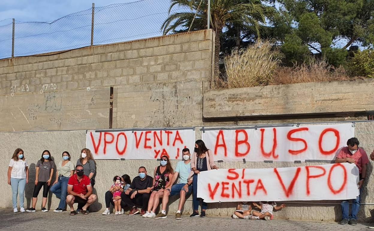 Los vecinos afectados con las pancartas de protesta. 