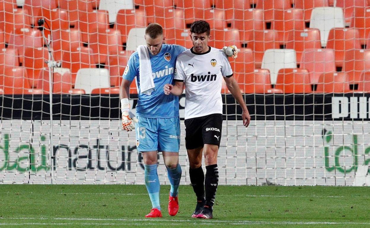 Jasper Cillessen, junto a Gabriel Paulista, en Mestalla. 