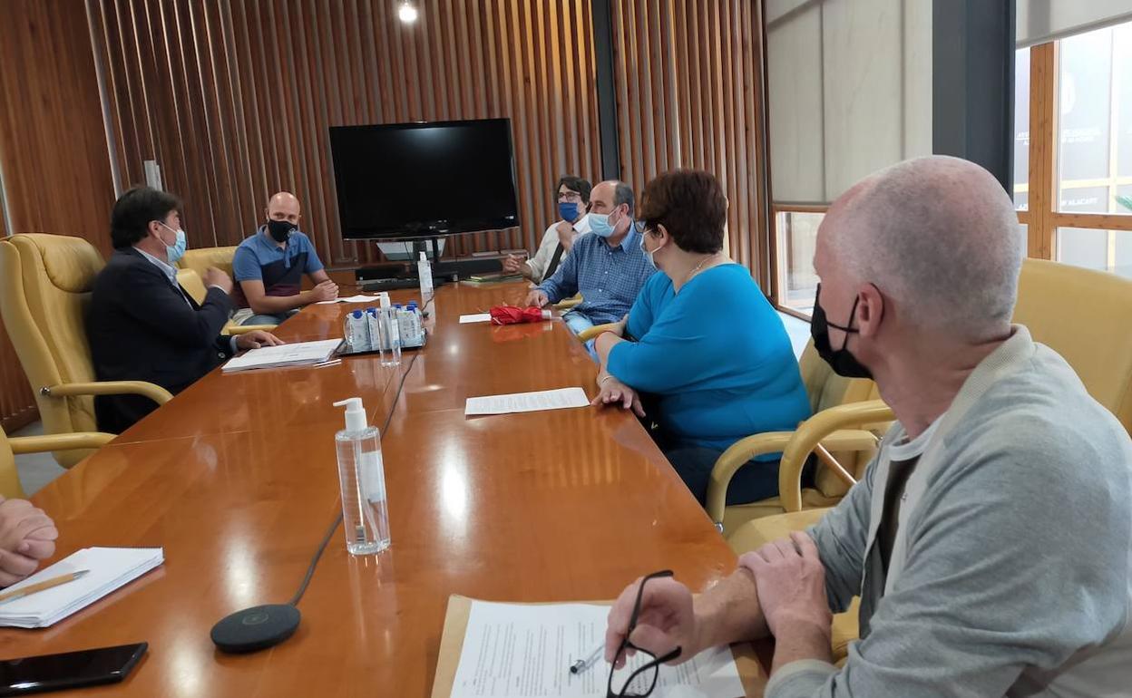 Reunión entre los hosteleros de La Explanada y el alcalde de Alicante. 