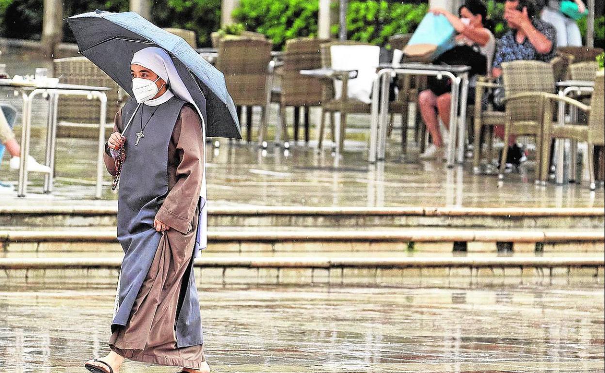 Una persona porta mascarilla mientras pasea por Valencia.