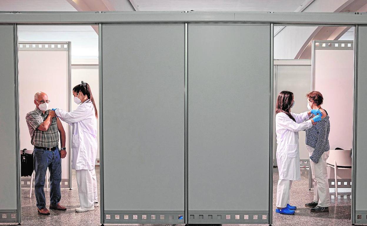 Sanitarios administran la vacuna contra el Covid-19 en la Ciudad de las Artes y las Ciencias de Valencia.