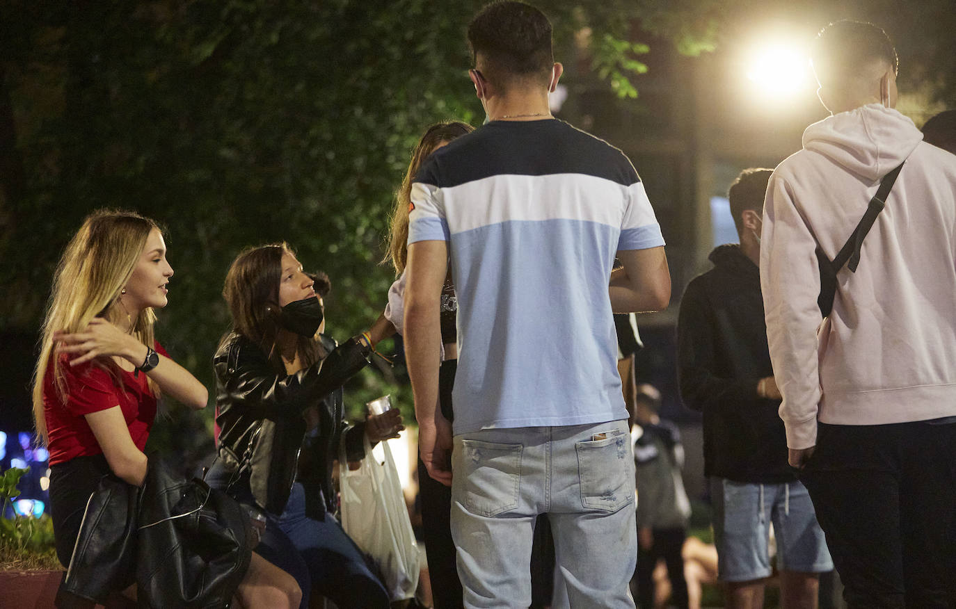 Fotos: Continúa el botellón en las calles de Valencia durante la pandemia