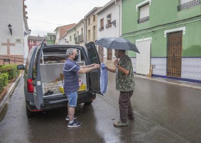 Imagen secundaria 1 - Sempere. Patricia Lea atiende el jardín de su casa en Sempere. Ella, como la mayoría de sus vecinos, está vacunada. | En Vallés los vecinos acuden al reparto de pan diario.