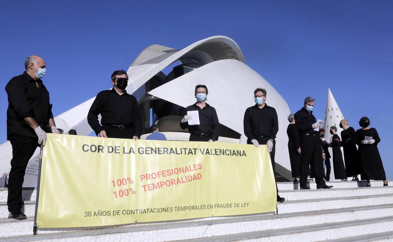 La protesta de los miembros del Cor de la Generalitat antes de la función de ópera en Les Arts. 