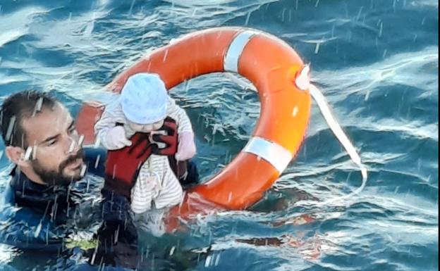 Un buceador de la Guardia Civil rescata a un bebé con el que su madre trataba de llegar a Ceuta. 