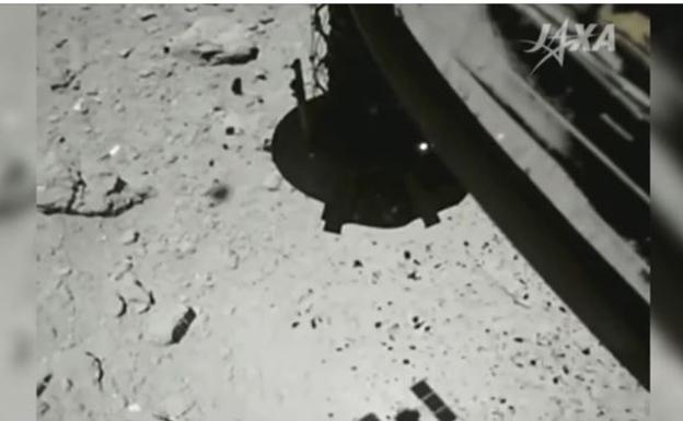 La sombra de la sonda sobre el asteroide Ryugu. 