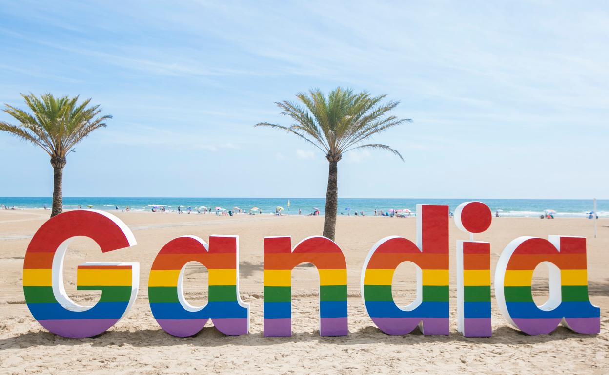 Letras de Gandia revestidas con los colores de la bandera LGTBI. 