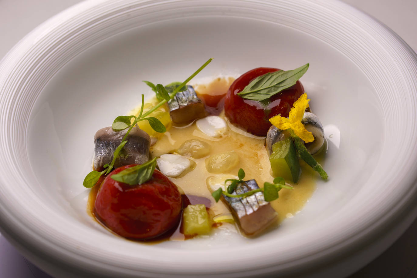 Miguel Barrera presenta este plato habla de huerta y mar con el boquerón y el tomate de 'penjar' como actores principales. Sabores profundos y bien definidos que ensamblan a la perfección. Las almendras tiernas aportan ese matiz crocante y el ajoblanco la untuosidad. Maridado con Blanc de Clotás, de Bodega Vicente Flors, Les Useres.