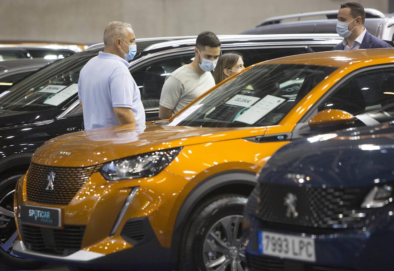 Preparativos en Feria Valencia para la celebración del Salón del Automovil 2021. 