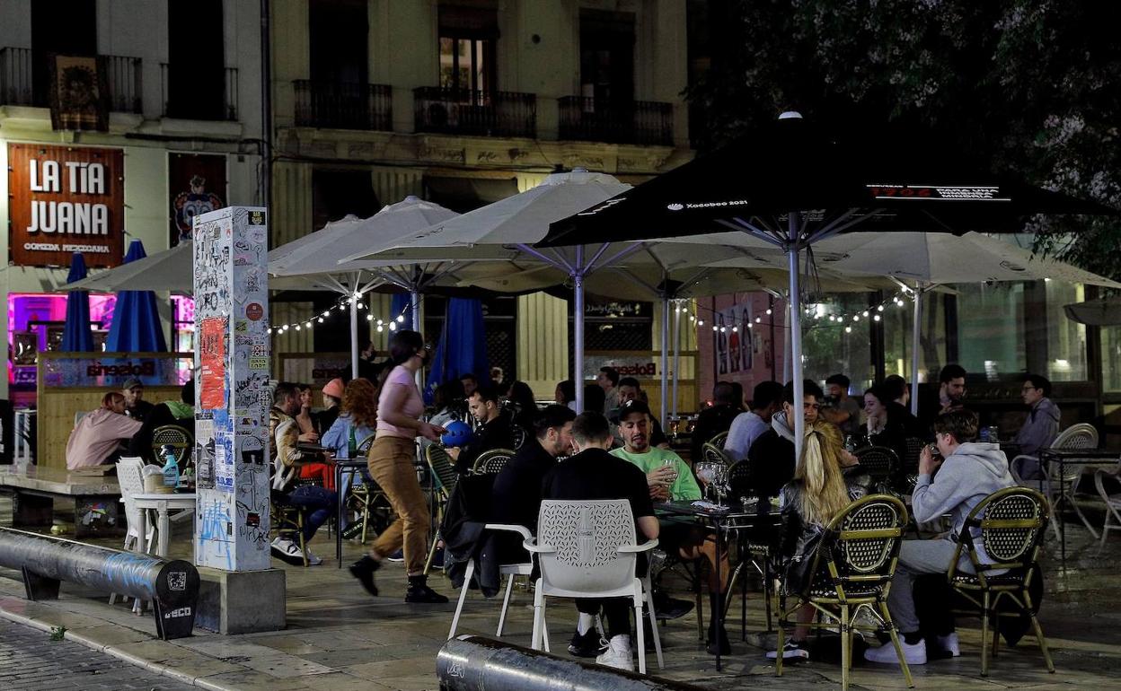 Varias personas disfrutan en una terraza de la plaza del Tossal en el barrio del Carmen de Valencia. 