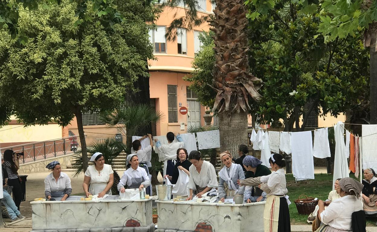 Recreación de mujeres en un antiguo lavadero en Carcaixent. 